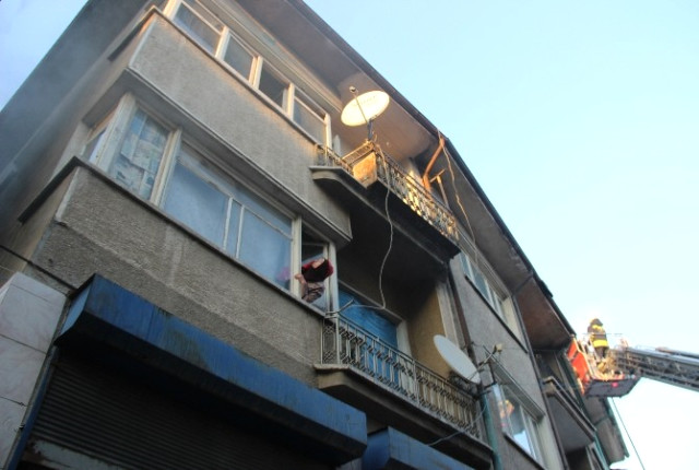 Konya'da Suriyelilerin Kaldığı Apartmanın Çatısında Yangın