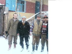 Kar yağışı mahsur bıraktı