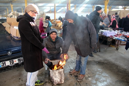 Seydişehir'de pazarcıların soğukla mücadelesi