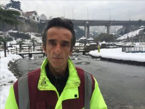 Donmuş göletteki kuğuları kurtaran işçiye ödül