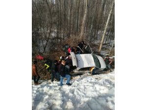 Otomobil uçuruma yuvarlandı: 3 yaralı