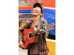 Endonezya'da minibüslerde "canlı müzik" keyfi