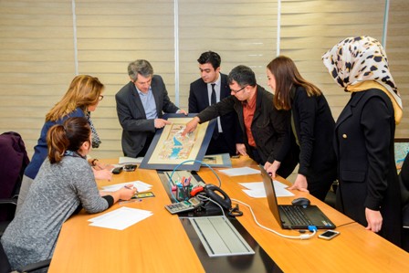 Minyatür yarışmasında eserler değerlendiriliyor