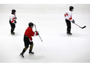 Kadın buz hokeyciler tarihe geçmek istiyor