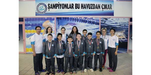 Yüzücüler madalyalara kulaç attı