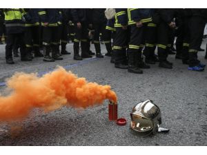 Yunan itfaiyecilerden bakanlık işgali