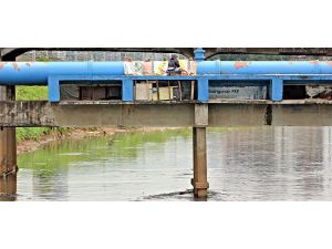 Cakarta'da evsizlerin köprü altlarında yaşam mücadelesi