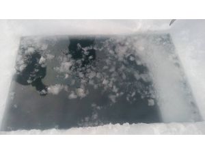 Balıkçılar, Beyşehir Gölü'ndeki buzu kırıp avlanıyor