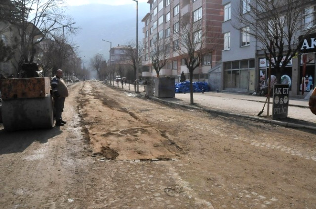 Akşehir'de Yol ve Kaldırımlar Tamir Ediliyor