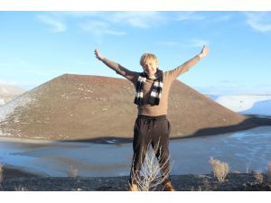 Ukraynalı turist buzla kaplı gölde yüzdü