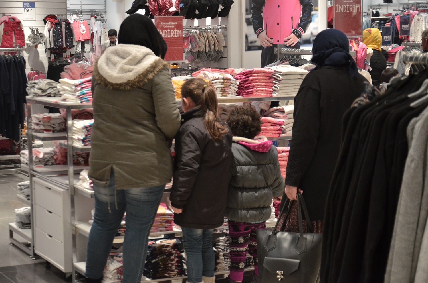 Karatay'dan çocuklara kıyafet hediyesi