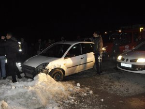 Polislerin kullandığı otomobiller çarpıştı