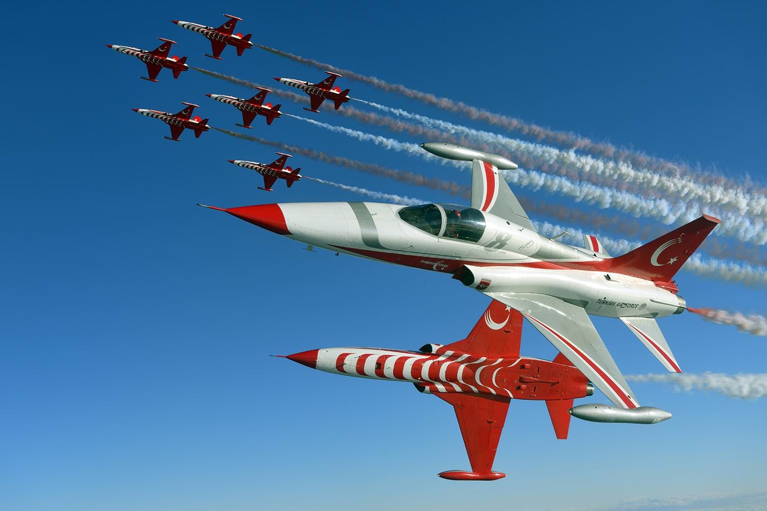 Türk Yıldızları Antalya semalarında gösteri yaptı