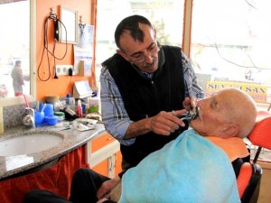 Yarım asırdır aynı dükkanda berberlik yapıyor