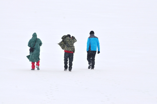 Buz tutan göl yüzeyinde seksek oynadılar