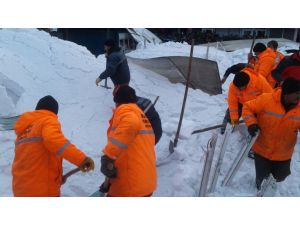 GÜNCELLEME - Ağrı'da pazar yerinin çatısı çöktü