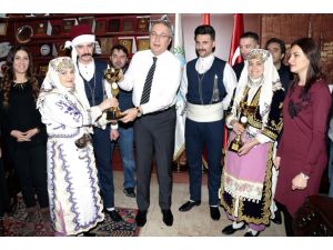 Liderlik kupasını Başkan Ünver'e takdim ettiler