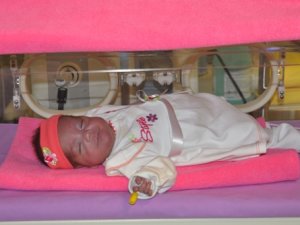 560 gramlık Gülizar bebek hayata tutundu