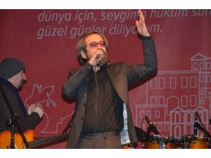 Sevgililer Günü konserinde sürpriz evlenme teklifi