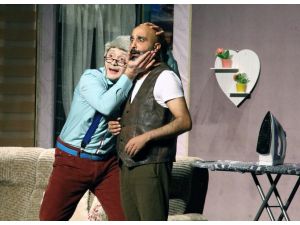 "Çevrimdışı Aile" oyununun galası yapıldı