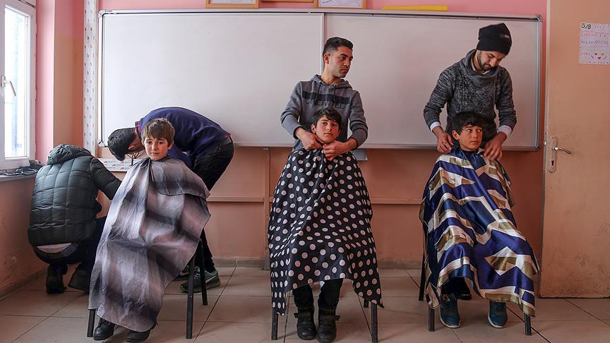 Gönüllü berberler köy çocukları için yollarda