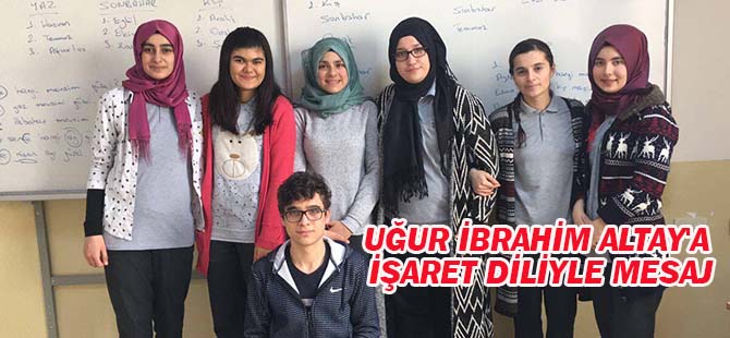 Uğur İbrahim Altay'a işaret diliyle mesaj