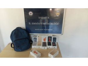 Çaldığı telefonları satarken yakalandılar