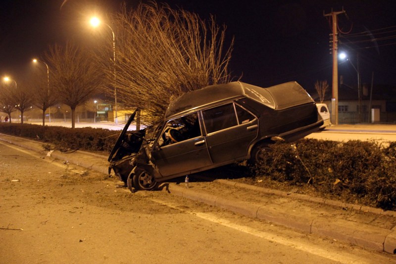 Konya'da refüje çarpan otomobilin sürücüsü yaralandı