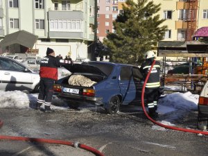 Park halindeki otomobilde yangın çıktı