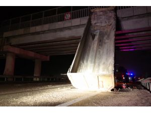 GÜNCELLEME - Damperi köprüye asılı kalan tıra otomobil çarptı