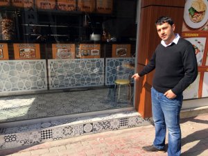 Hırsız camını kırdığı iş yerine emekleyerek girdi