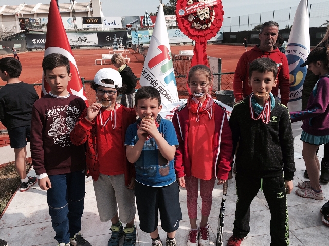 Selçuklu Belediyesporlu tenisçilerden madalya