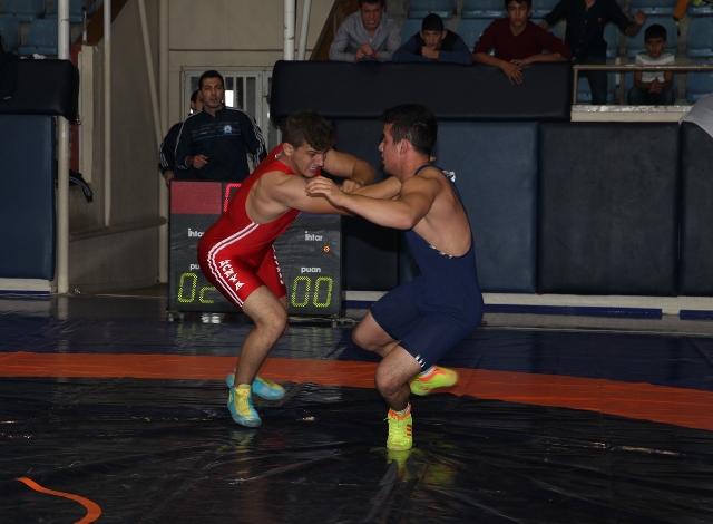 Güreşte madalya sevinci