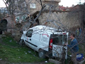Lastiği patlayan araç evin bahçesine girdi