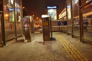 Konya'da tramvay durağında iki kişiyi bıçaklayan Suriyeliler yakalandı