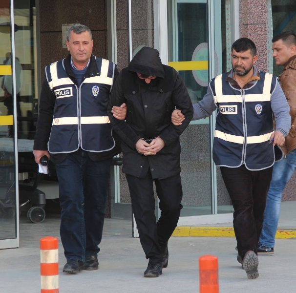 Canı sıkıldığı için otomobillerin aynısını kırmış