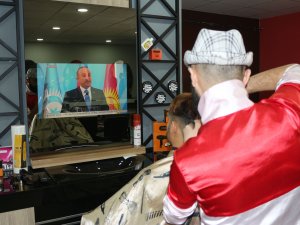Kuaför aynasında televizyon hizmeti