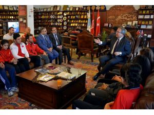 Başarılı sporcular Başkan Ünver ile görüştü