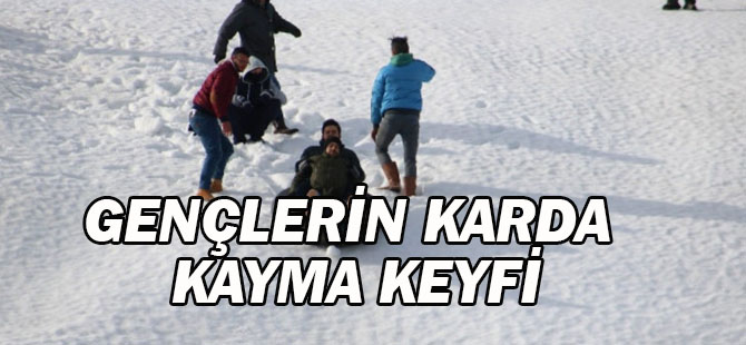 Gençlerin Karda Kayma Keyfi