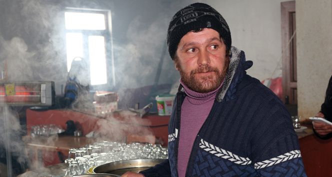 Öğrendiği dilleri kullanamayınca garsonluğa başladı