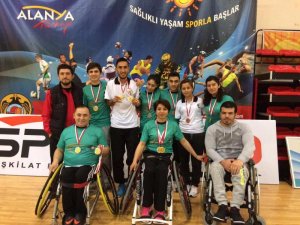 Bedensel Engelliler Badmintonda 11madalya