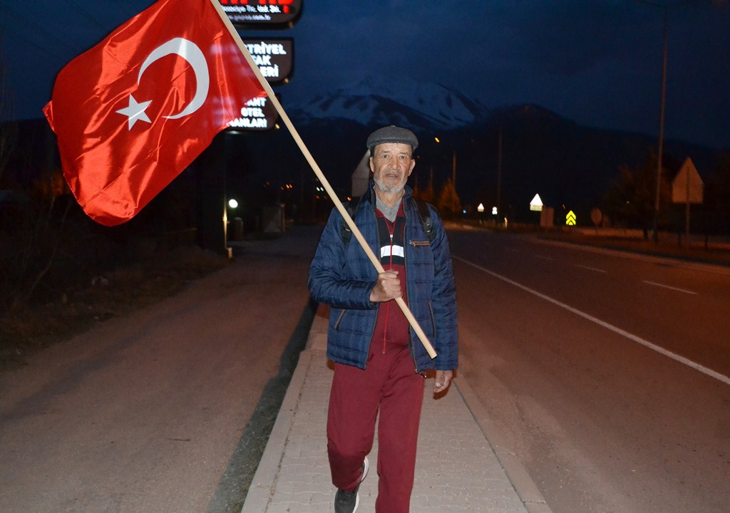 Rüyasında gördüğü şehit Halisdemir’in kabrini ziyaret için yollara düştü