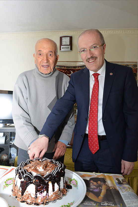 İlk doğum günü pastasını 86 yaşında kesti