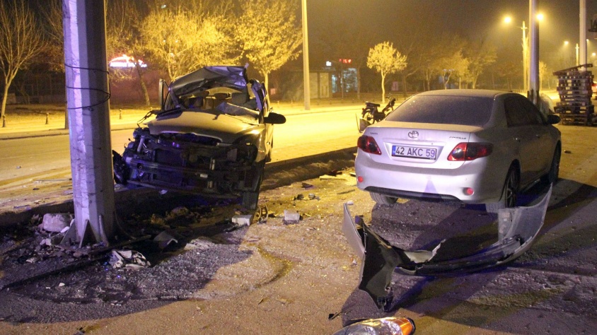 Konya'da otomobil reklam tabelası direğine çarptı