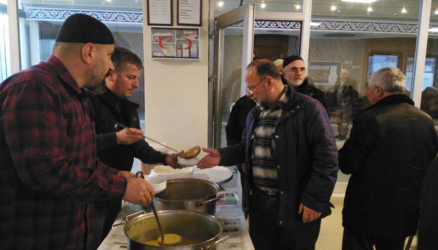 Cami cemaatine cuma sabahları çorba ikramı