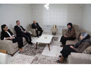 Vali Gül, bağışçı Katurman'a gümüş madalyasını verdi