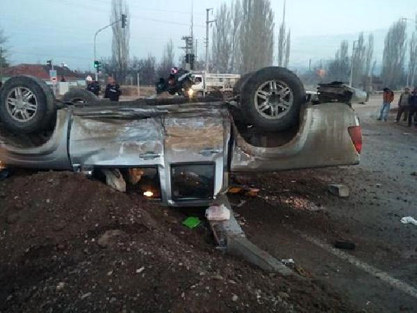 Otomobille Kamyonet Çarpıştı: 4 Yaralı