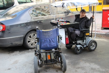 Engellinin çalınan akülü aracı bulunarak teslim edildi