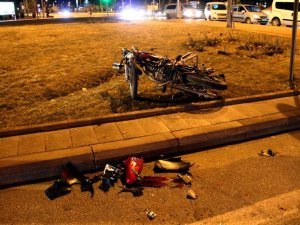 Motosiklet, ışıkta bekleyen araçlara çarptı