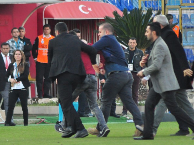 Adanaspor-Konyaspor maçında olaylar çıktı